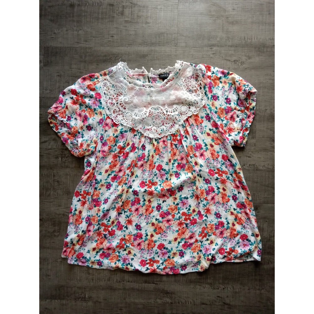 Torrid Mesh Lace Floral Button Back Top Size 2X or 18/20 Plus